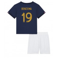 Fotballdrakt Barn Frankrike Karim Benzema #19 Hjemmedraktsett VM 2022 Kortermet (+ Korte bukser)